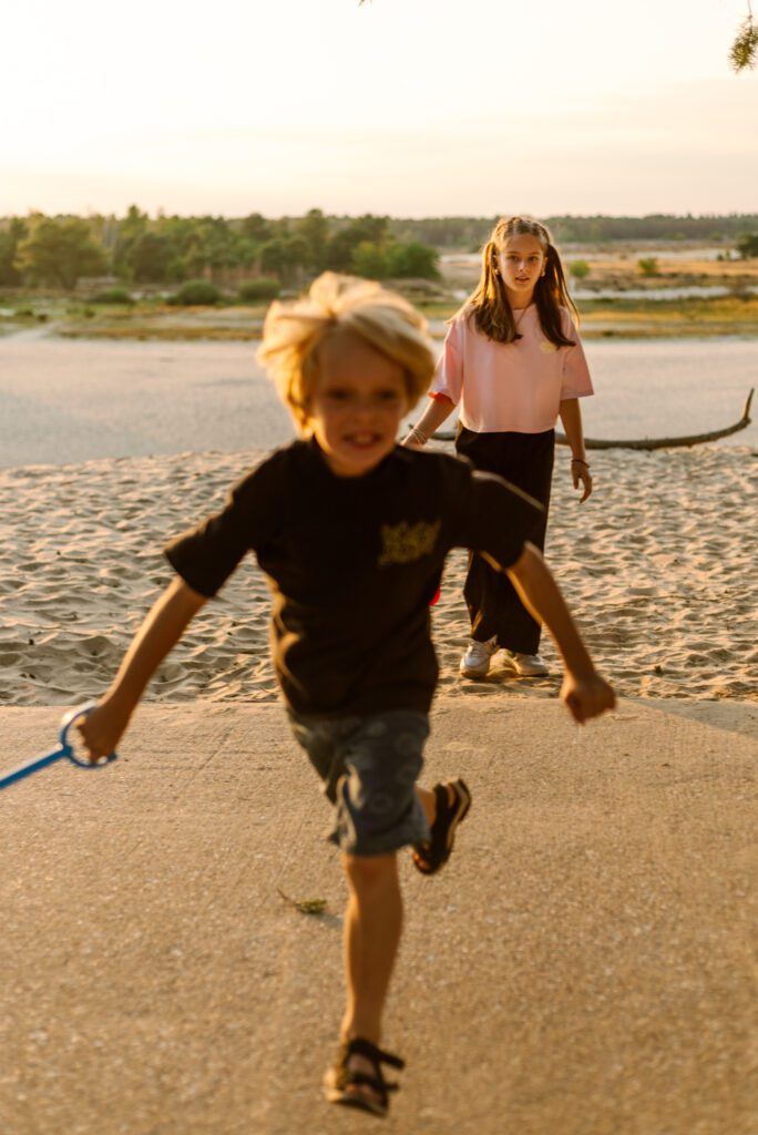 blije kinderen tijdens gezinsshoot in de natuur