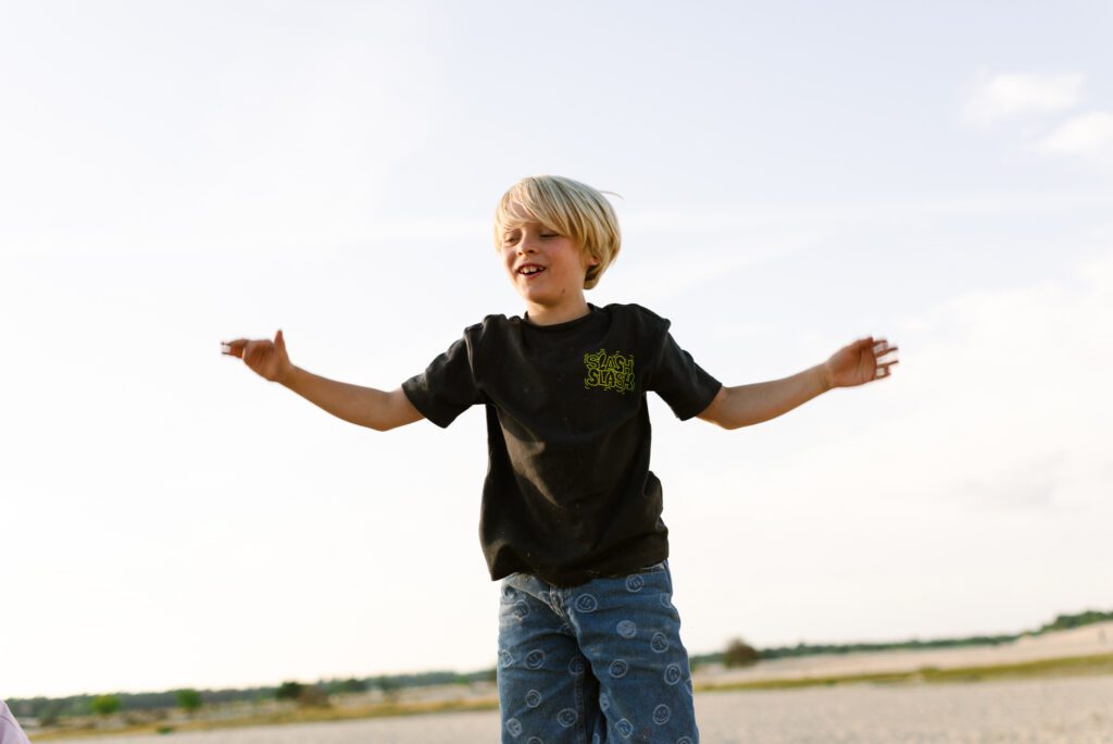 gezinshoot jongen in de natuur