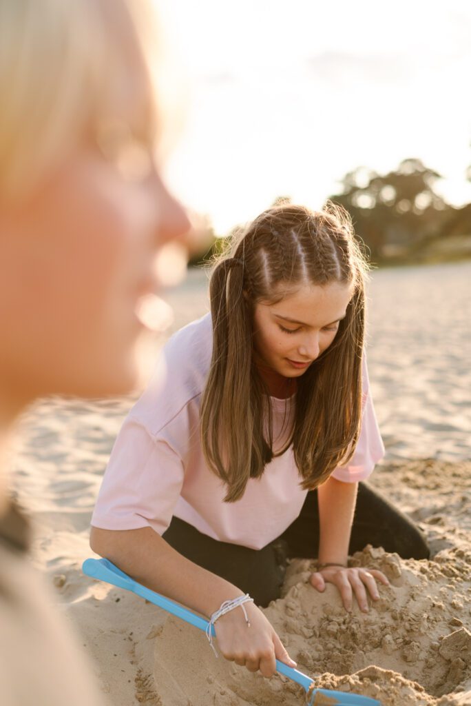 spelende kinderen in de natuur