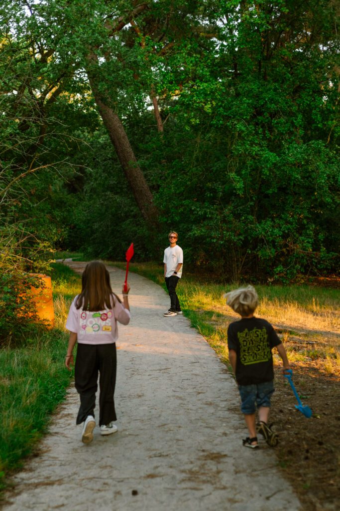 wandeling in de natuur gezinsshoot