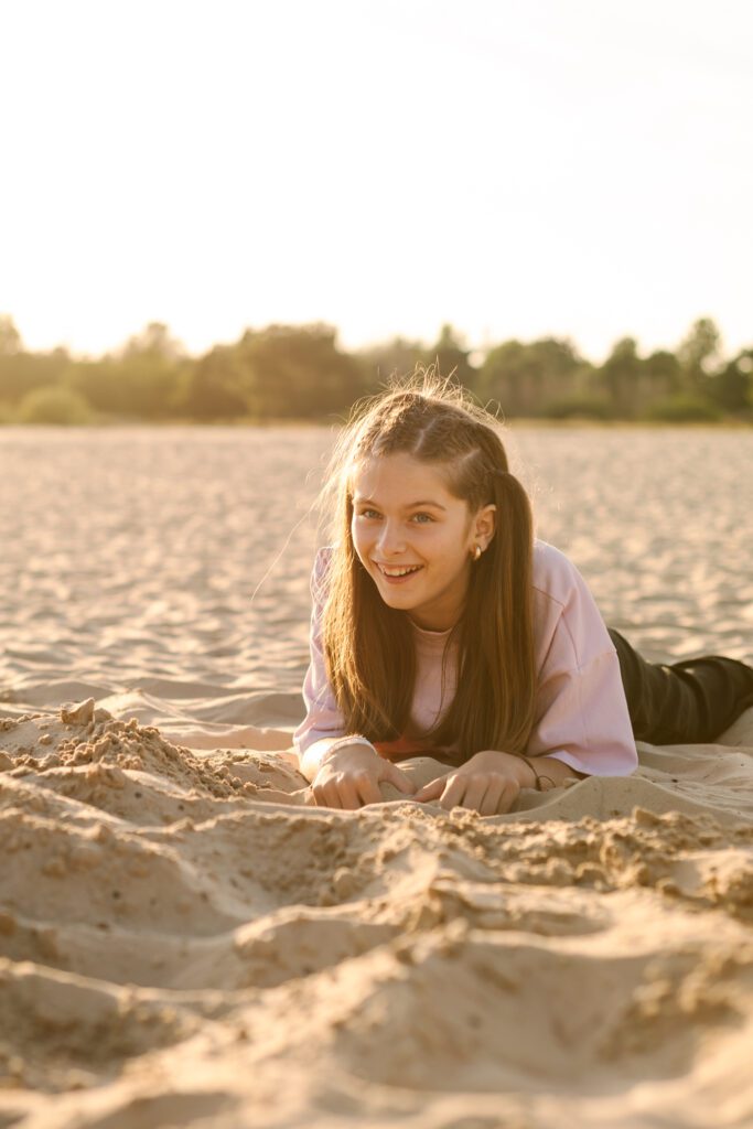 blije meisje tijdens gezinsfotoshoot